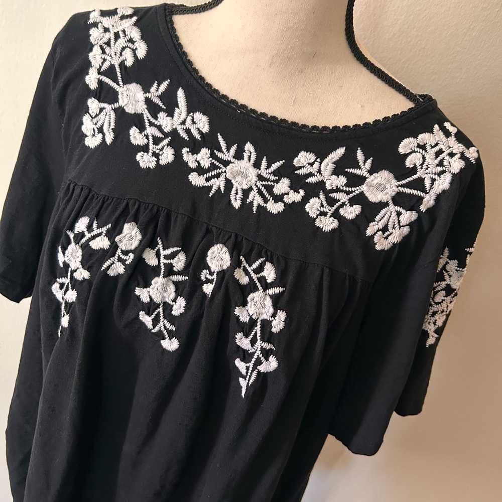 Black White Romantic Embroidered Boho Prairie Top Floral Coastal Size 2X - Picture 2 of 6